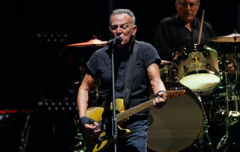 Bruce Springsteen on stage. protests against ICE