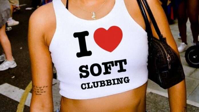 Woman wearing a Tshirt saying I love Soft Clubbing