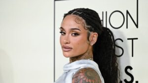 Kehlani Brings “Nini’s Fluff & Fold” To “Jimmy Kimmel Live!” For Breathtaking “Folded” Performance